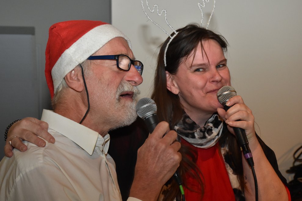 Sonja ARIA Sperr singt mit dem Sänger Leopold Denk.