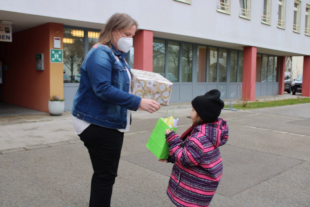 Kindergarten - Kinder übergeben Gebasteltes