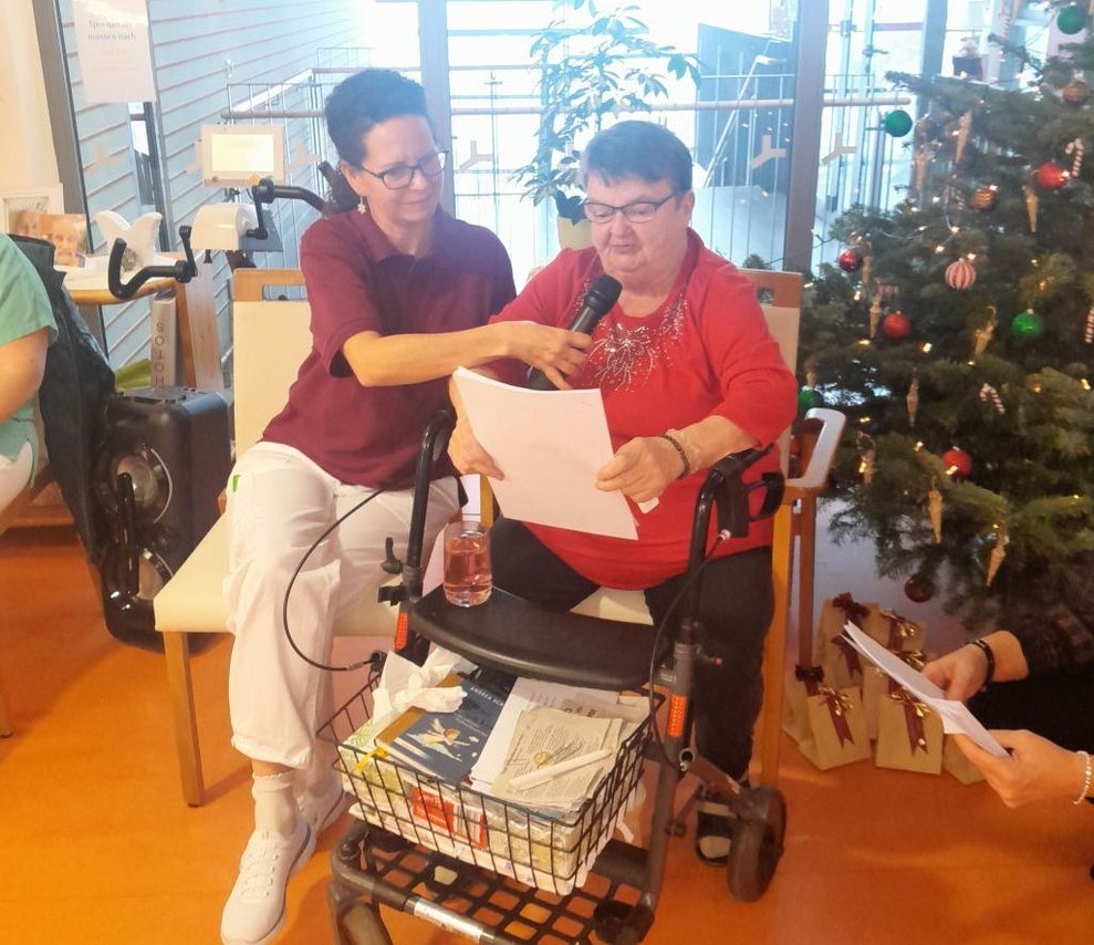 Unsere Bewohnerin Frau Stickelberger trägt begeistert ihren Teil zum Gelingen der Weihnachtsfeier bei.