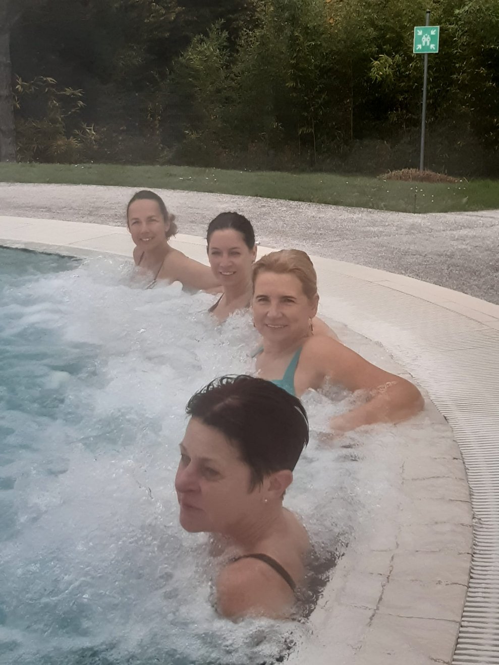 Vier Damen im Whirlpool.