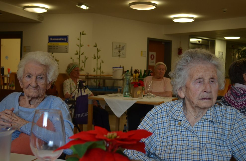 Damen am Wohnbereich