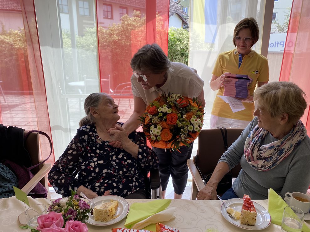 Fr. Waldhäusl freut sich über die Blumen...