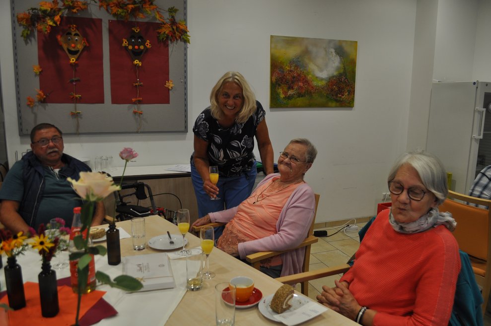 einige Personen bei der Geburtstagsfeier