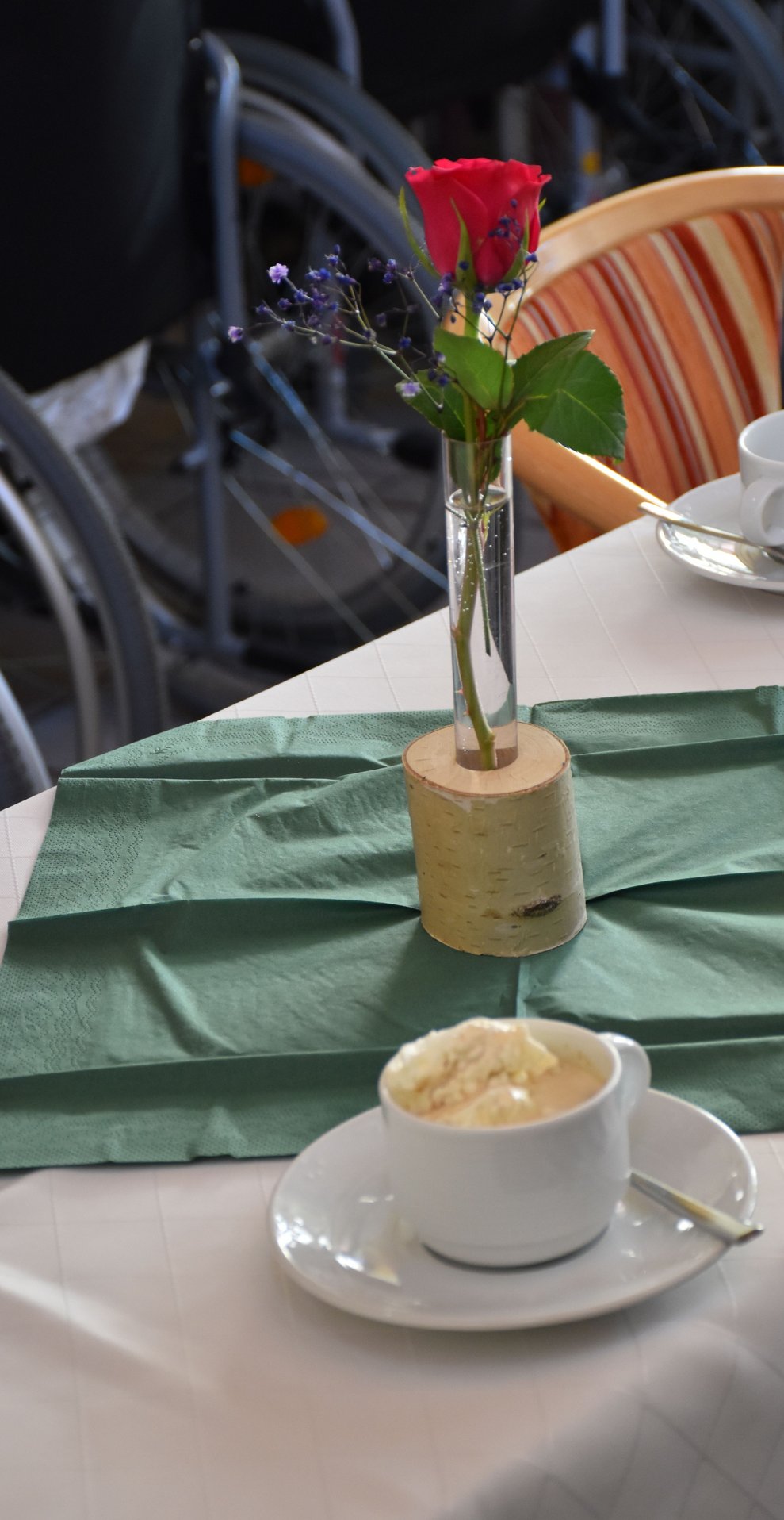 Kaffeetasse und Blumen