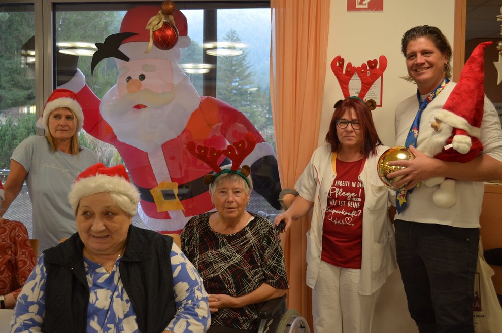 Mitarbeiter und Bewohnern vor dem Weihnachtsschmuck