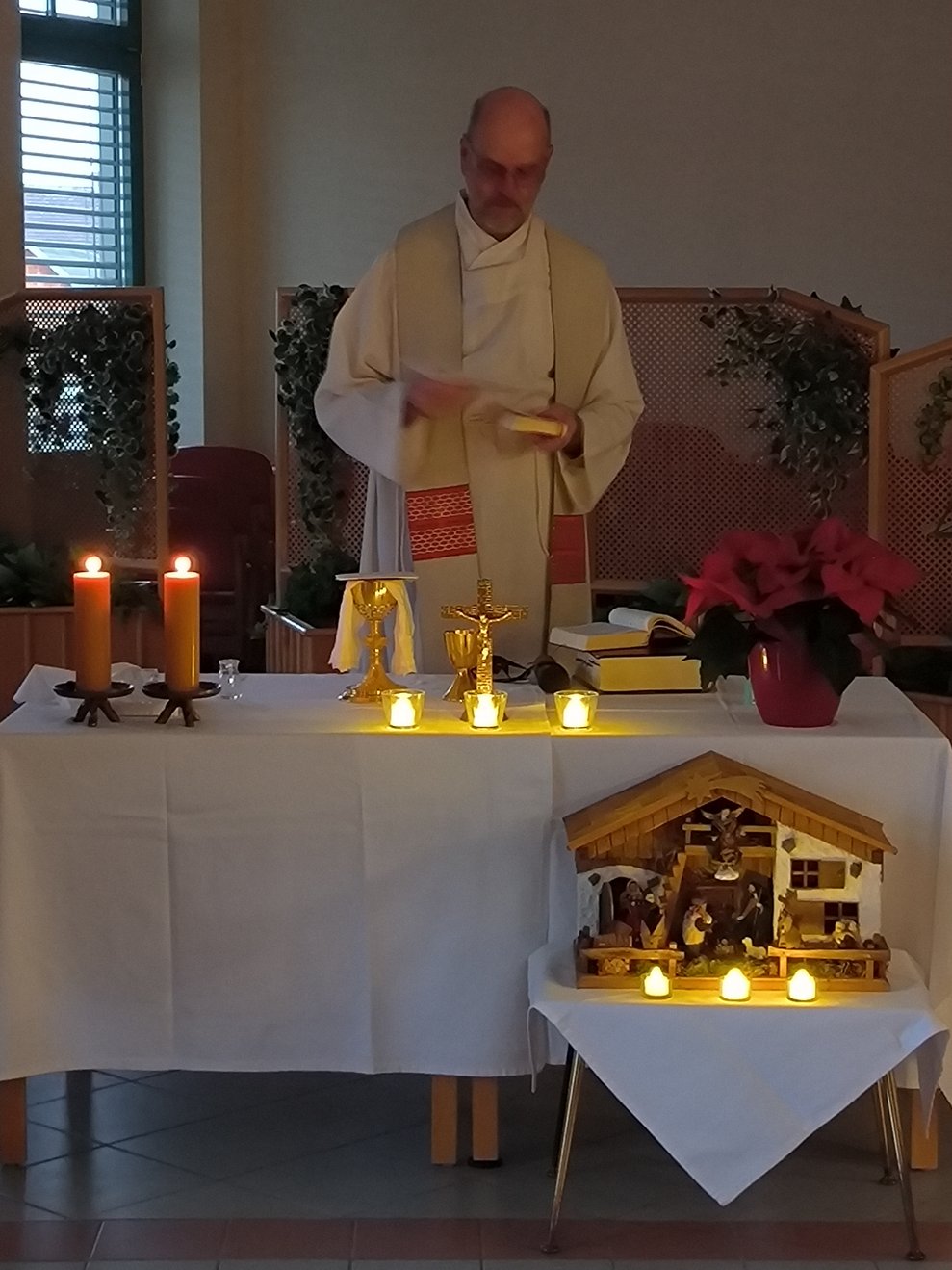Hr. Pater Markus im Dunkeln beim Singen von Stille Nacht