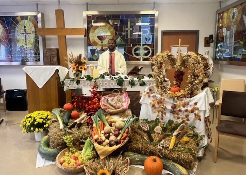 liebevoll geschmückter Altar