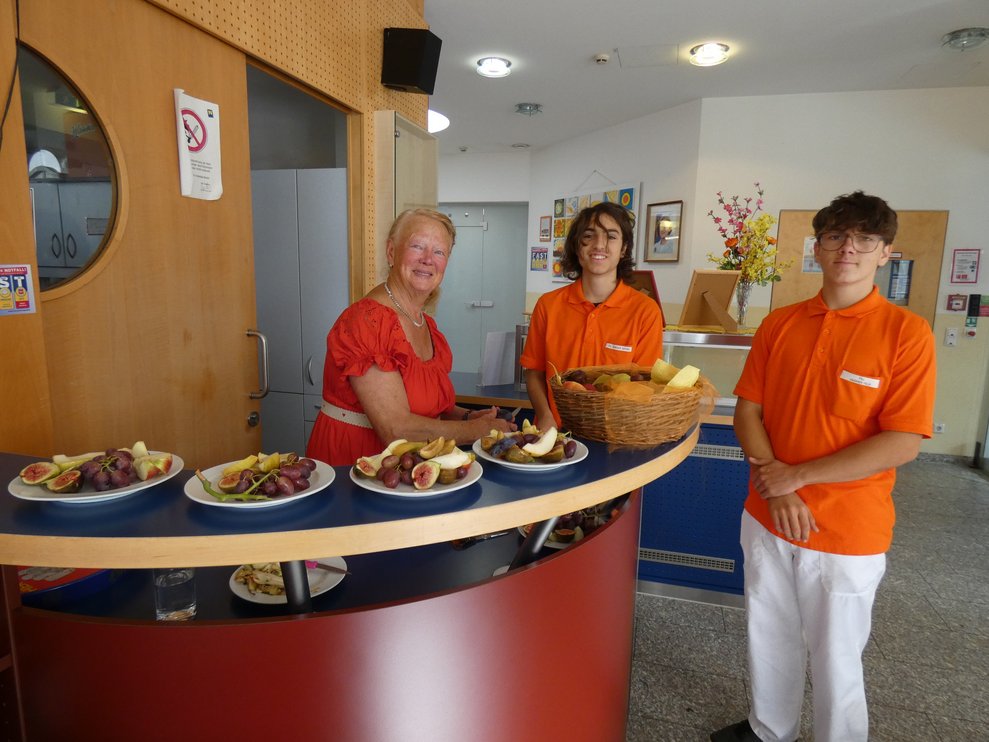 Mitarbeiter richten die Obstschale her