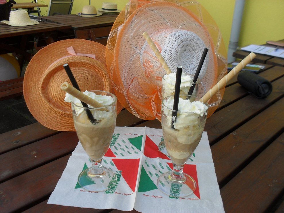 Ein Eiskaffee an heißen Tagen darf auch nicht fehlen.