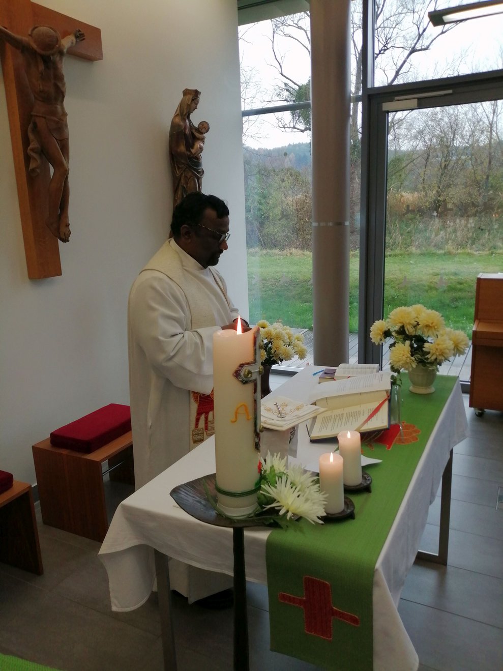 Die feierliche Messe wird von Pater Kaplan Pudota Kondalarao zelebriert.