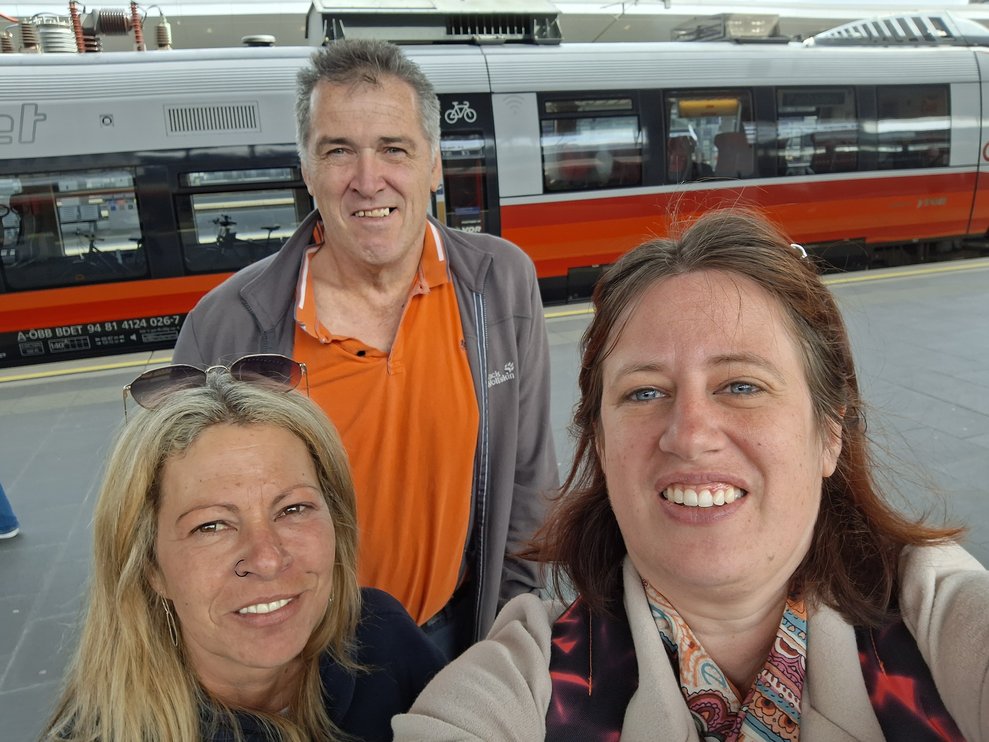 Zwei Mitarbeiterinnen und ein Bewohner am Bahnsteig