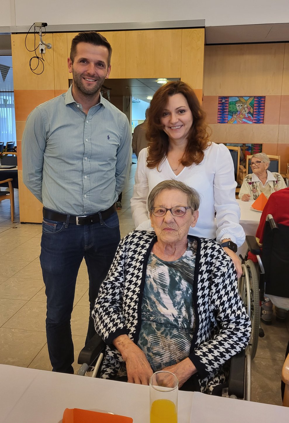 Direktorin und Direktor mit Bewohnerin