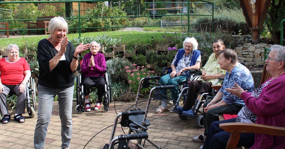 Bewohnerinnen im Wohlfühlgarten