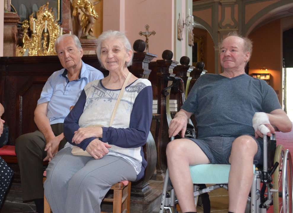 BewohnerInnen in der Kirche
