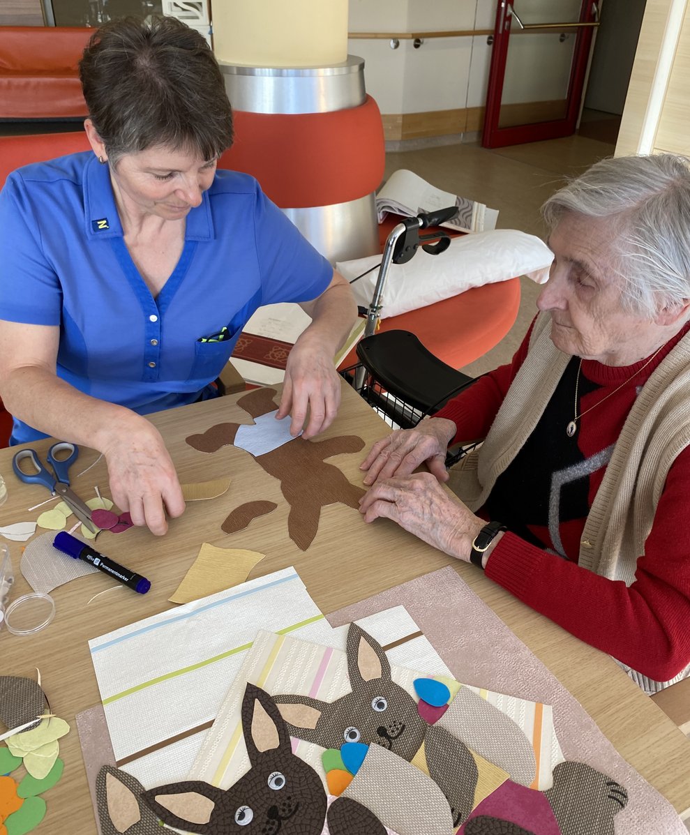 MEA Martha und Fr. Annerl kleben die Teile ...