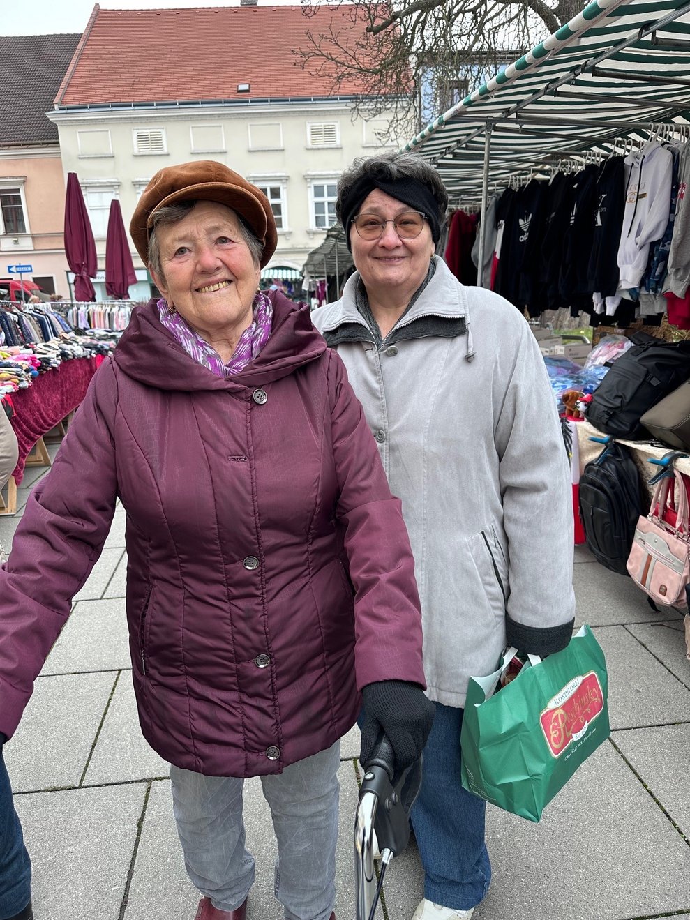Zwei Damen beim Einkaufen beim Markt in Herzogenburg