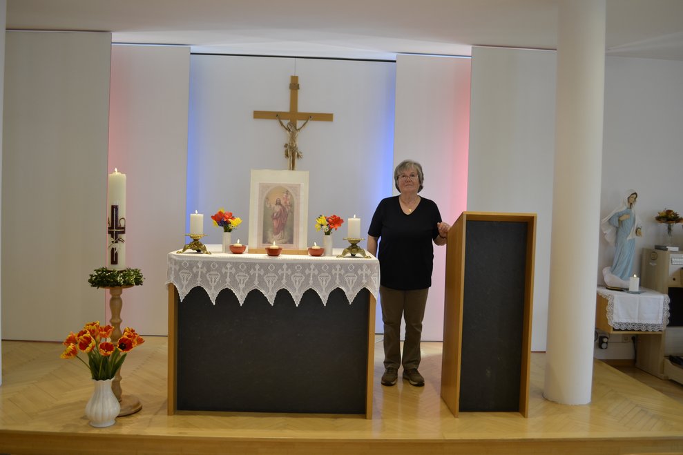 Dame in der Kapelle