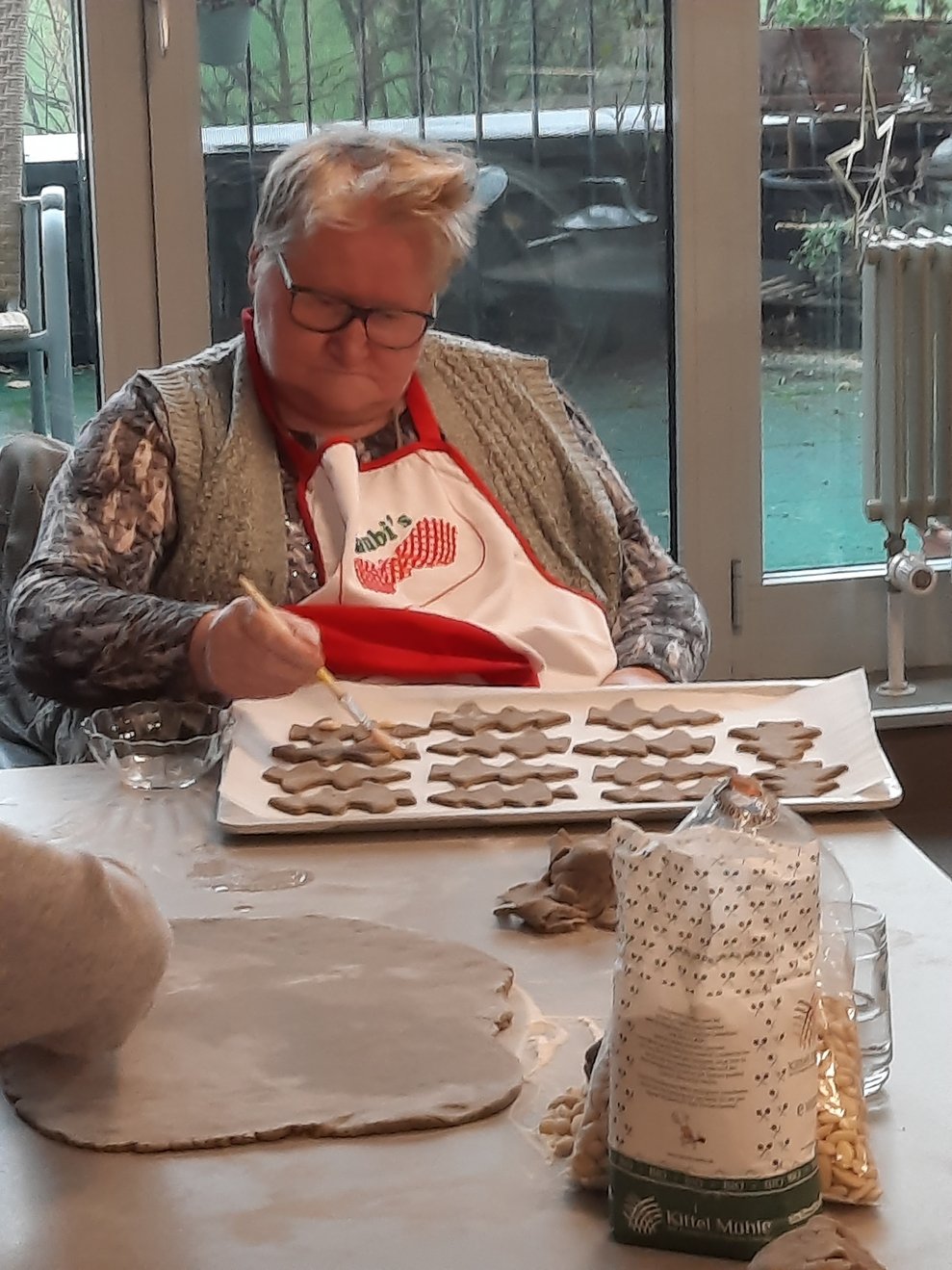 Eine Dame bestreicht den Lebkuchen.