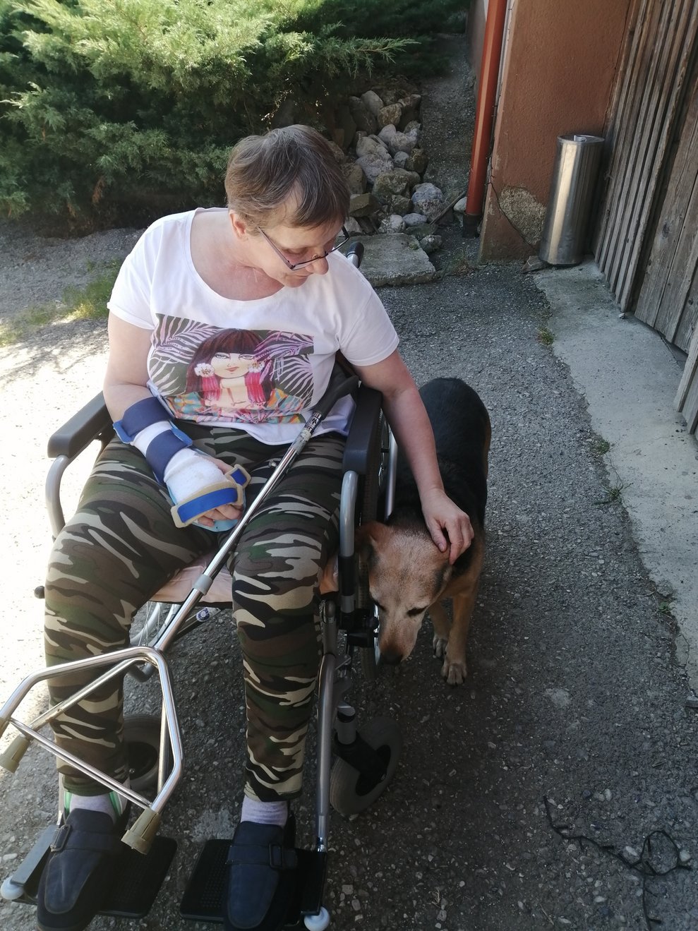 Eine Frau mit einem Hund.