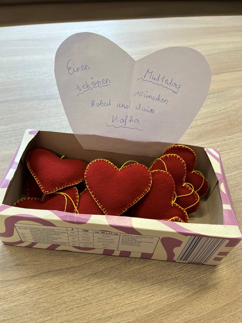 Box mit Filzherzen