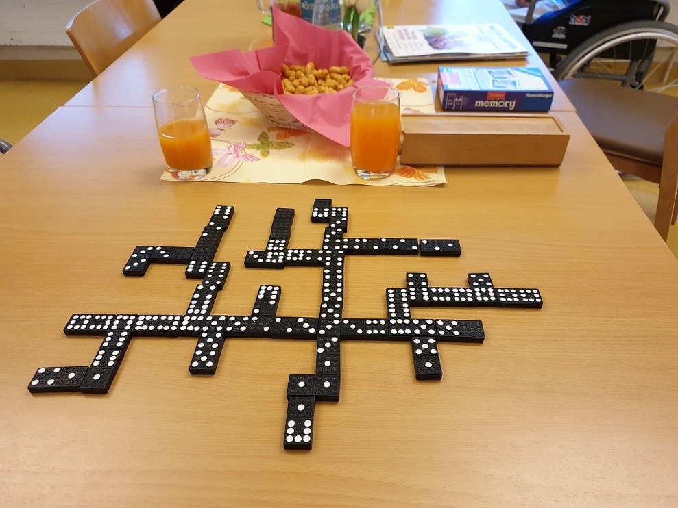 Domino-Steine liegen nebeneinander.
