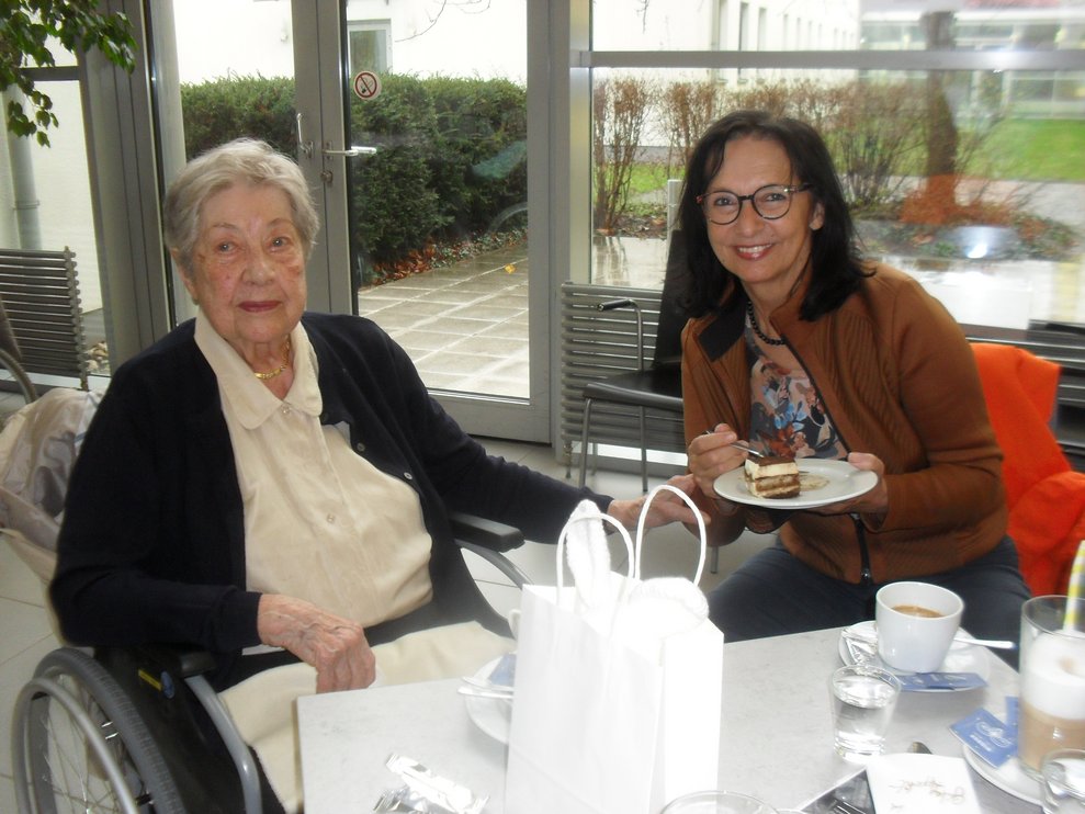 Frau Weisskircher mit unserer Bewohnerin.