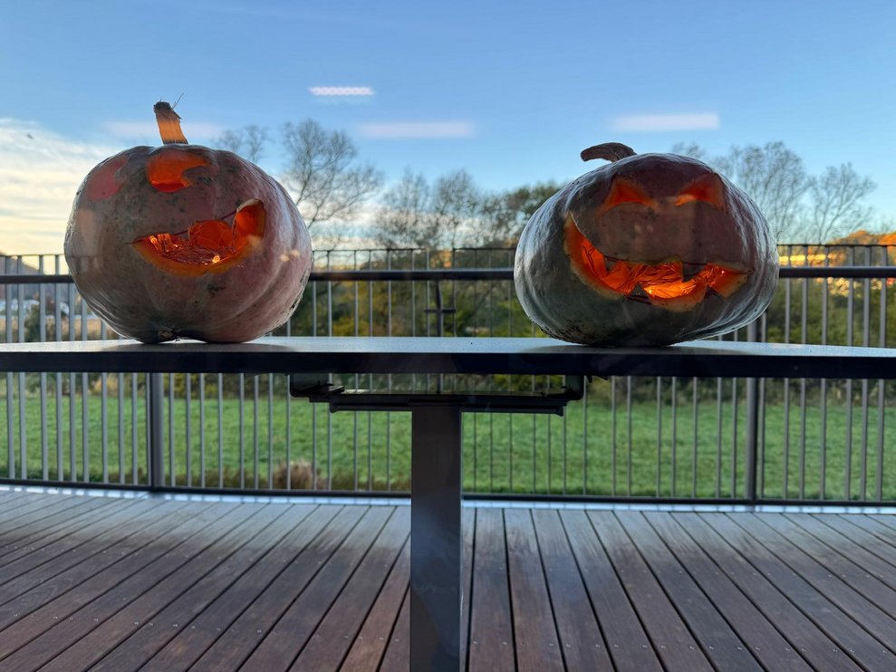 Vervollständigt mit einer Kerze heißt es jetzt nur mehr auf die Dunkelheit zu warten, damit sich unsere Halloween-Kürbisse in voller Pracht präsentieren können.