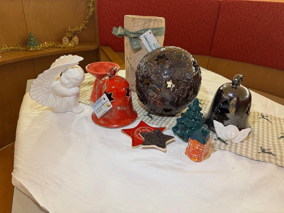 Besonders unsere Tonkugeln in allen möglichen Variationen finden nicht nur zu Weihnachten immer reißenden Absatz. Sie sind weit über die Gemeindegrenze hinaus bekannt und immer sehr beliebte Mitbringsel.