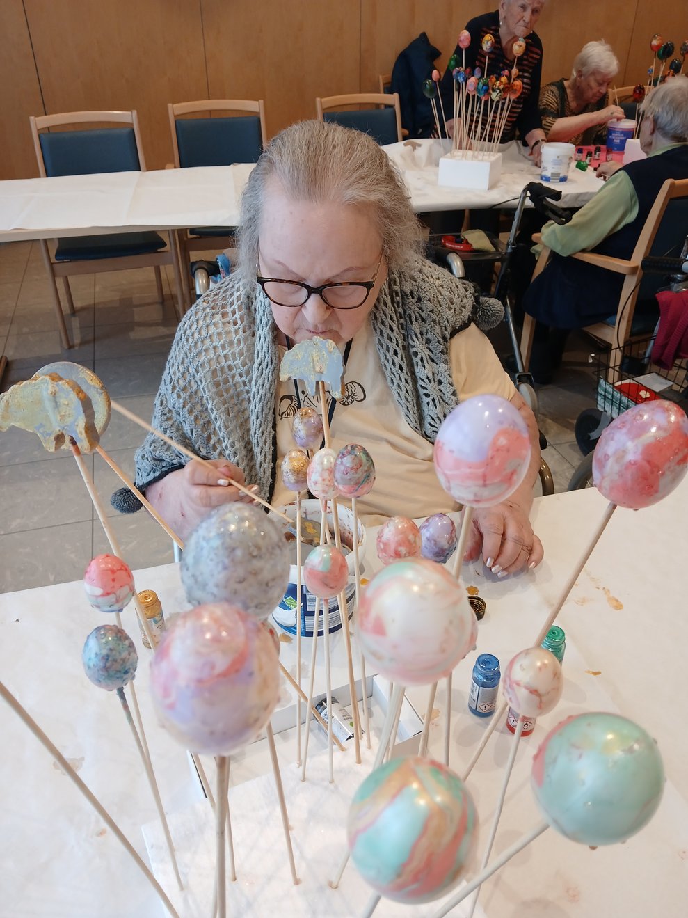 Frau mit bunten Ostereiern