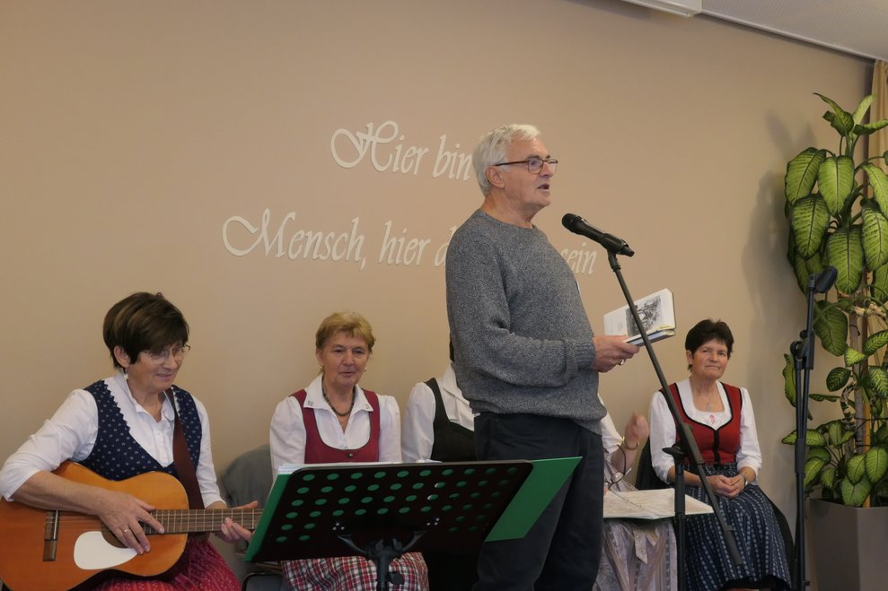 Die Türnitzer Bäuerinnen und Herr Alfred Burger auf der Bühne.
