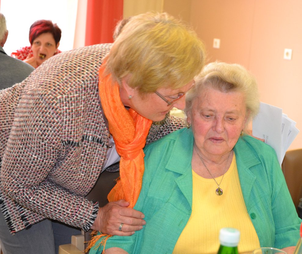 Gemeinderat Elisabeth überbrachte Frau Katzenbeißer die Glückwünsche zum 83. Geburtstag.