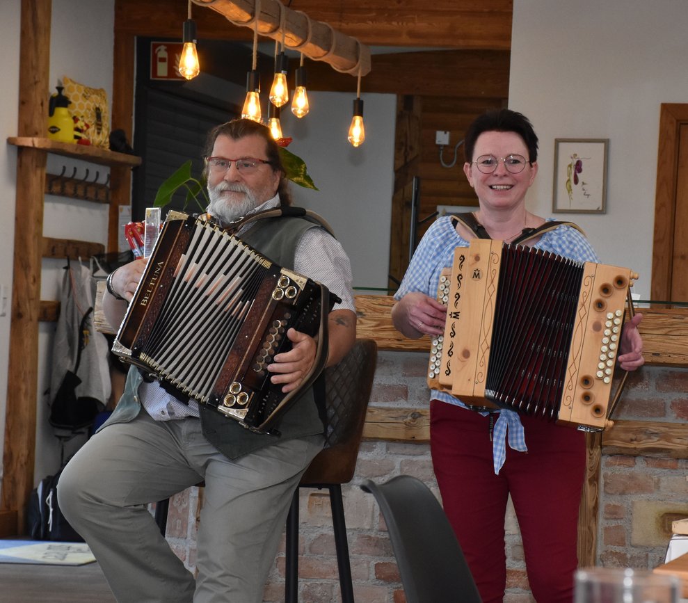 Musikanten spielen.
