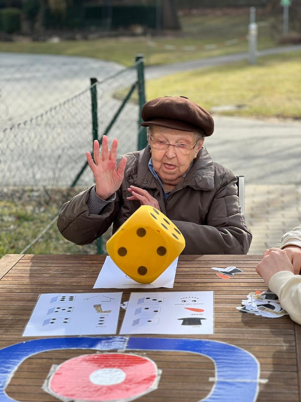 Frau Halm beim Würfeln