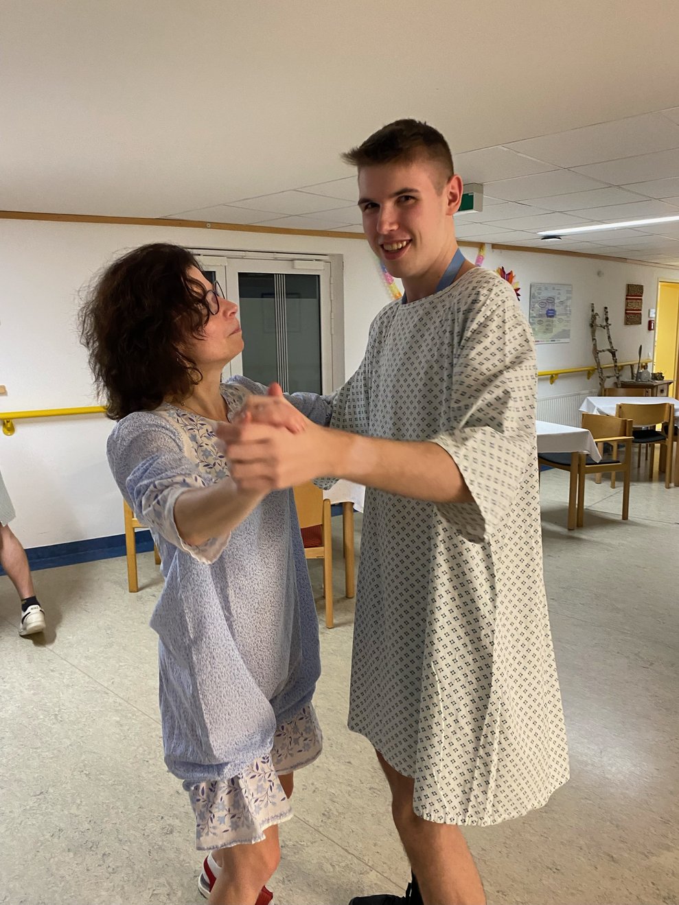 Zivildiener Peter schwingt flott sein Nachthemd