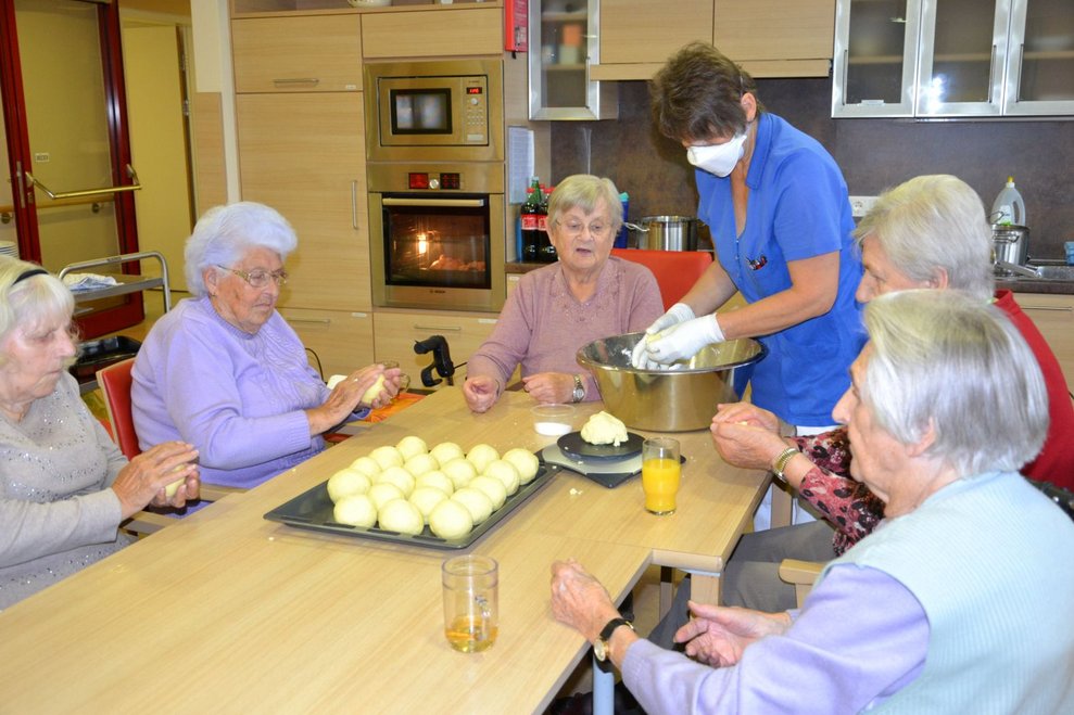 BewohnerInnen und eine Betreuerin machen Knödel.