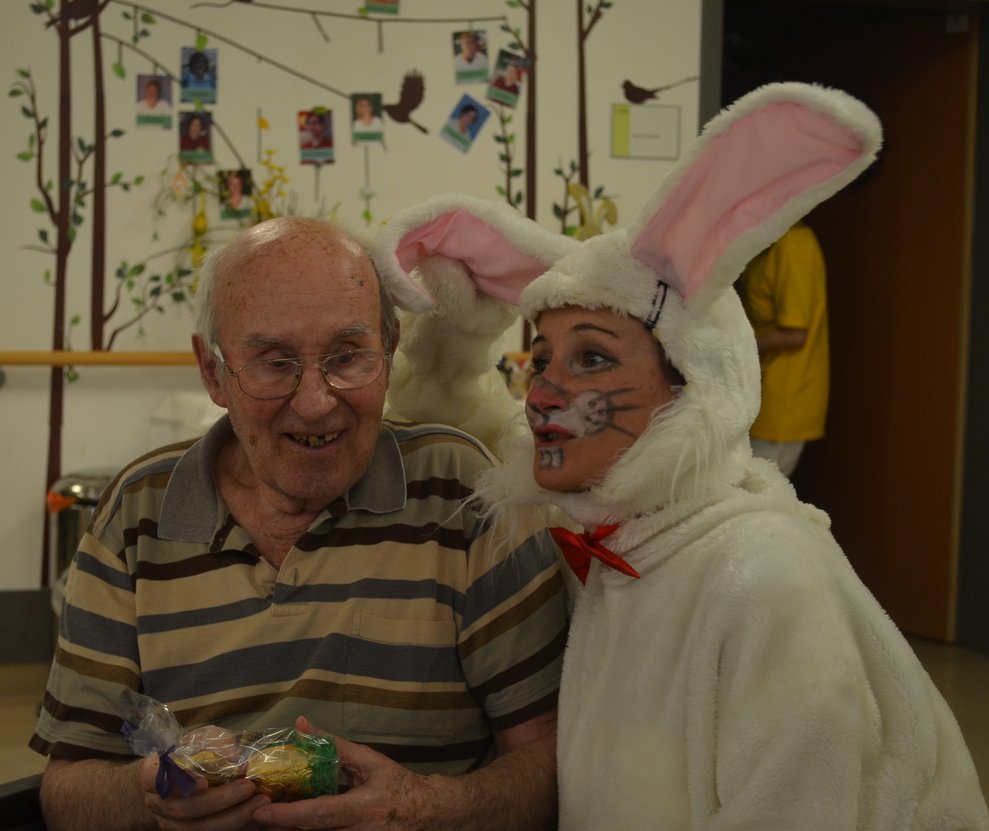 Bewohner mit Osterhase