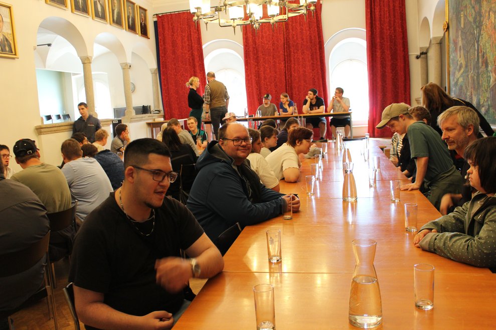 Eine Gruppe vom Personen sitzen am Tisch