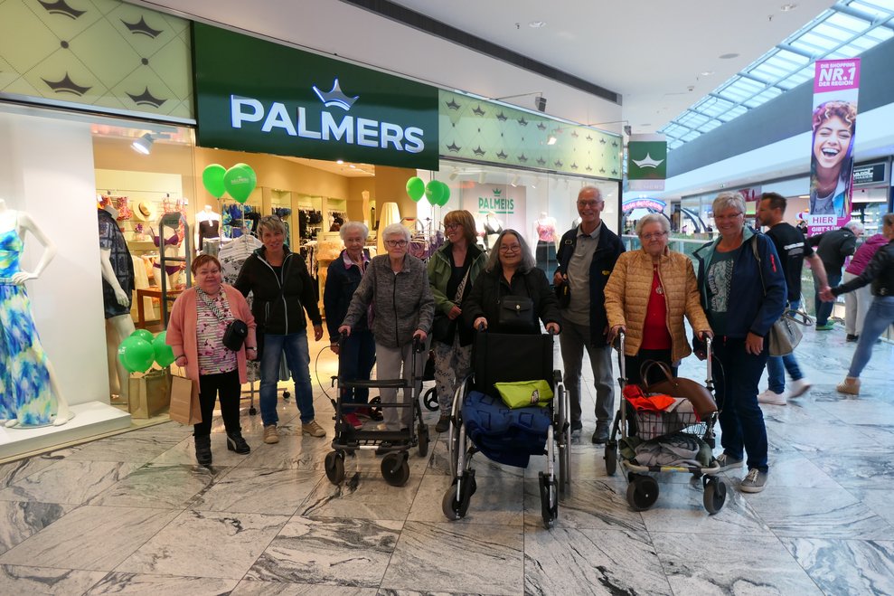 Gruppenfoto im Kaufhaus.
