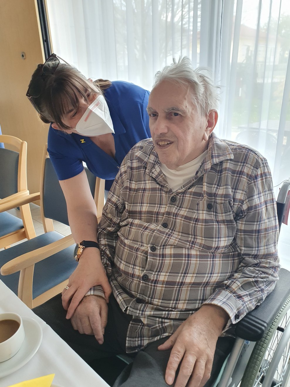 MitarbeiterIn gratuliert JubilarIn