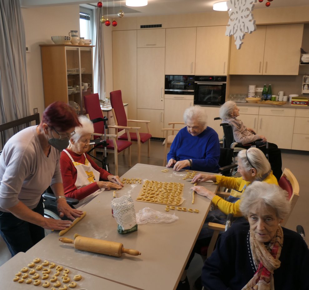 Einige Personen beim Vanillekipferl backen.