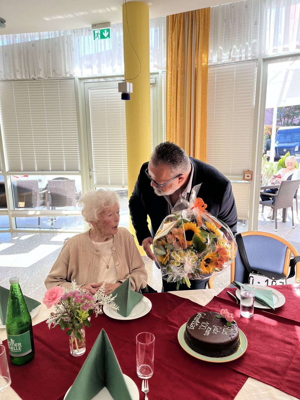 Dir. Strozer mit Jubilarin