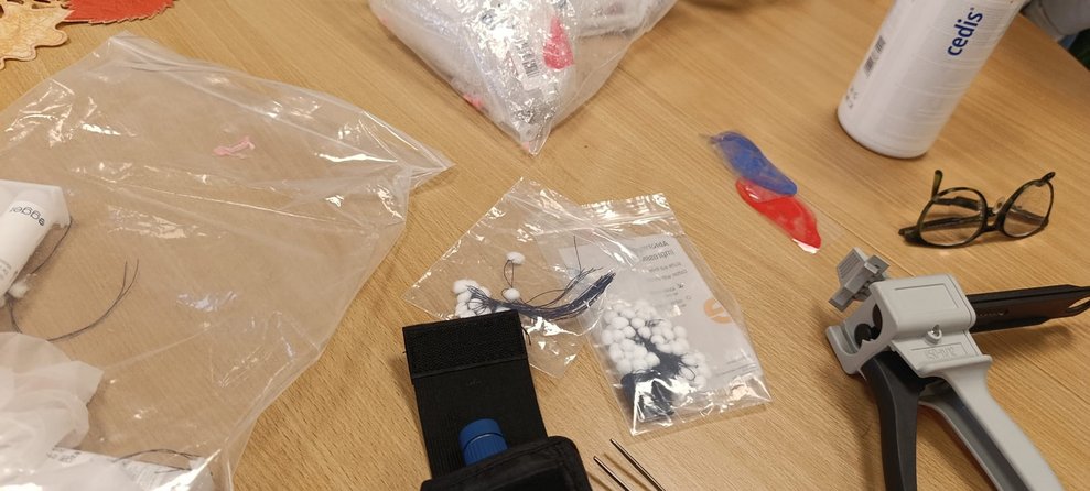 Verschiedene Materialien für einen Hörtest.