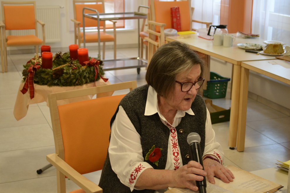 Frau liest Gedicht