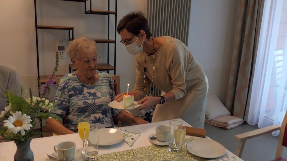 Zwei Frauen mit einem Stück Torte.