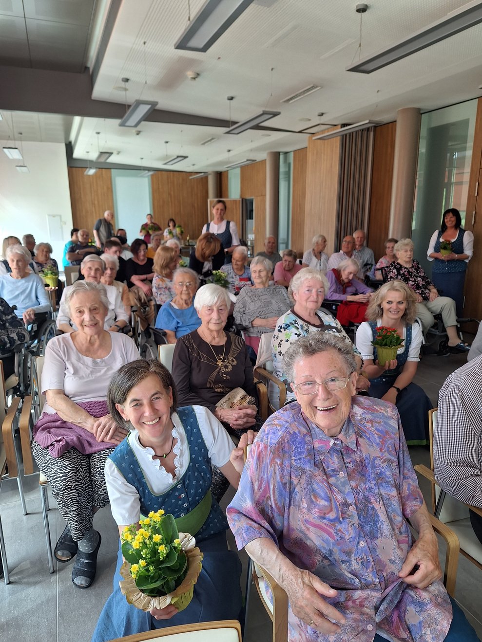 Im Anschluss an das Konzert werden Blumen verteilt.