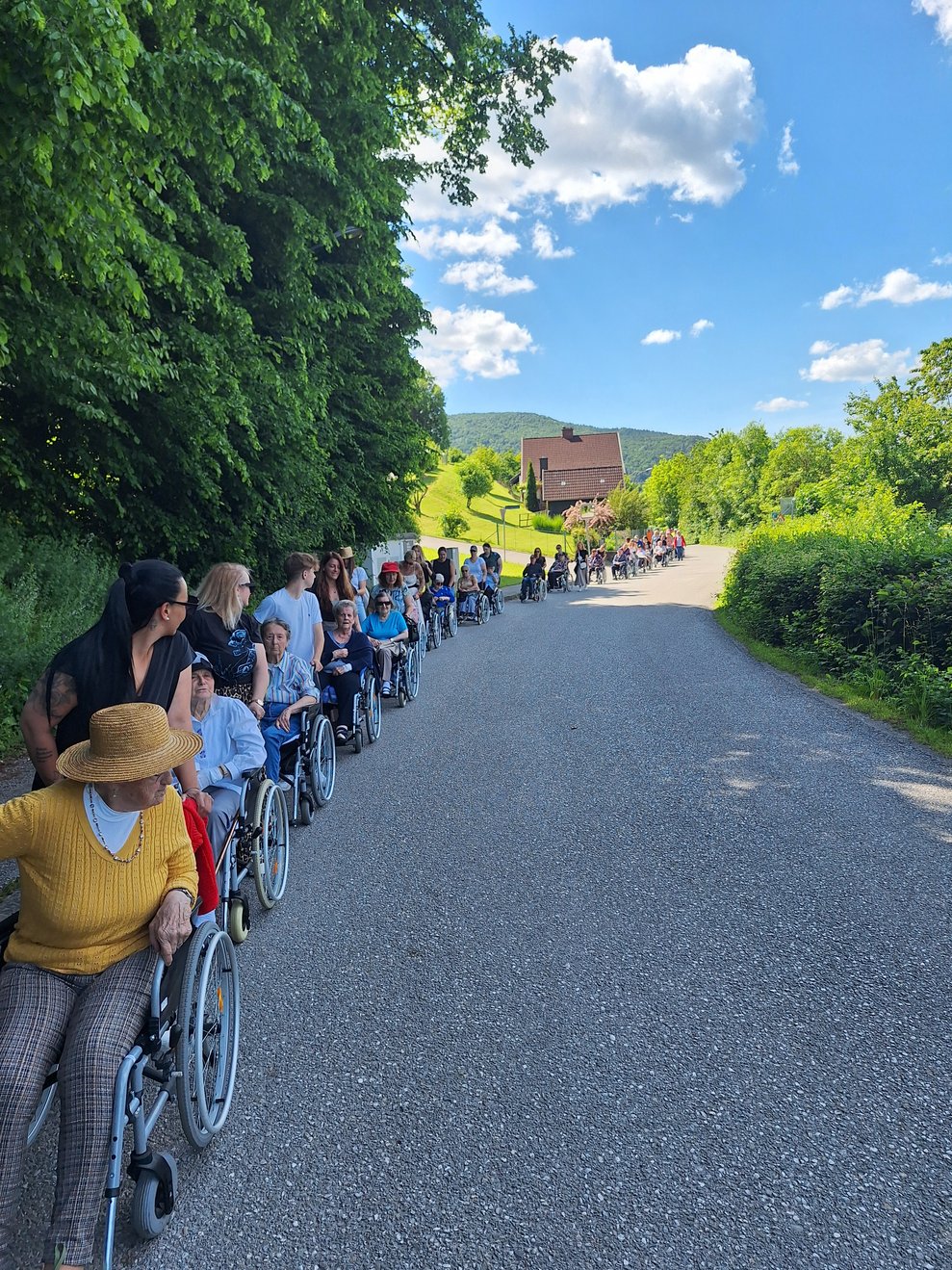 Was für eine lange Karawane! Ja, der Rolli-Ausflug ist eben für unsere Bewohner und Bewohnerinnen ein absolutes Highlight im Jahresverlauf.