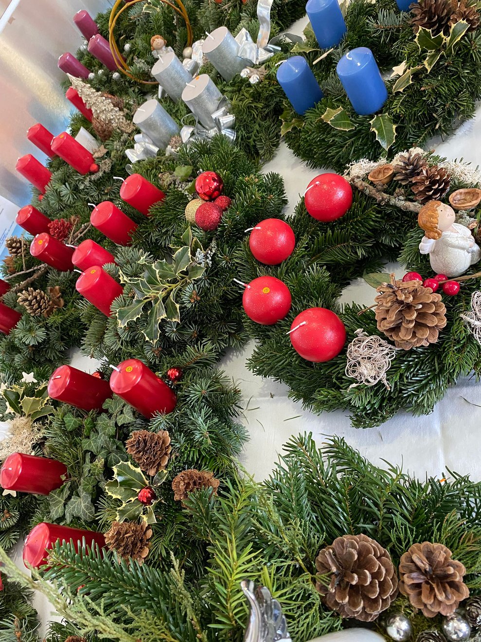 Adventkränze mit rote und blaue Kerzen
