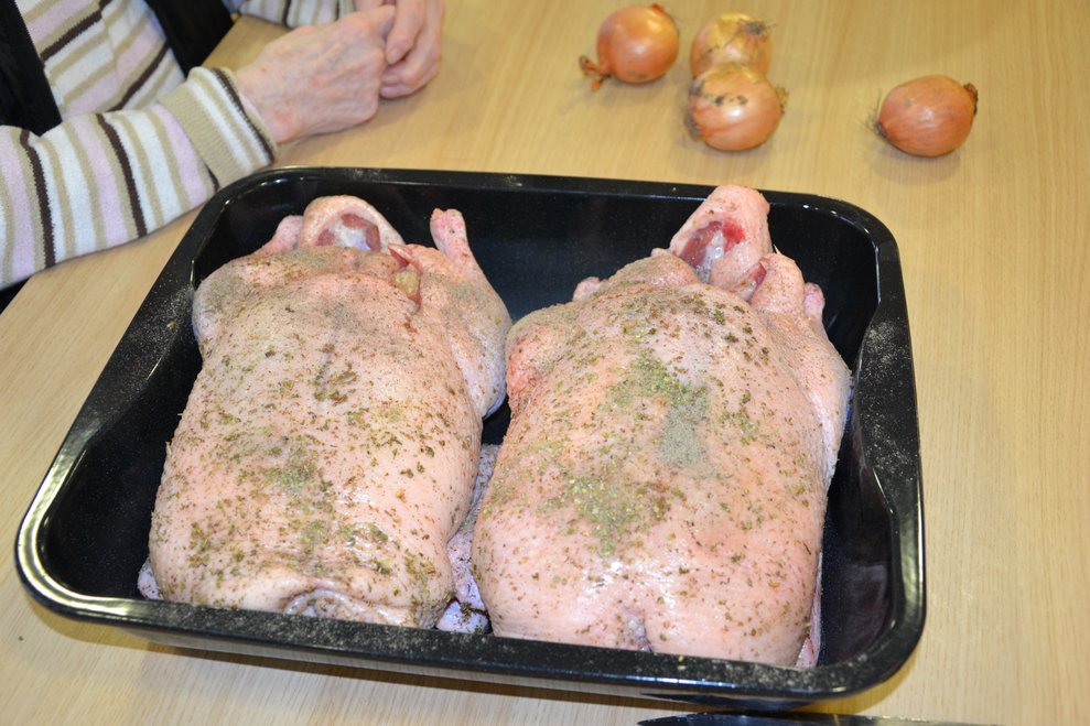 Die Enten sind gewürzt und zum Braten bereit.