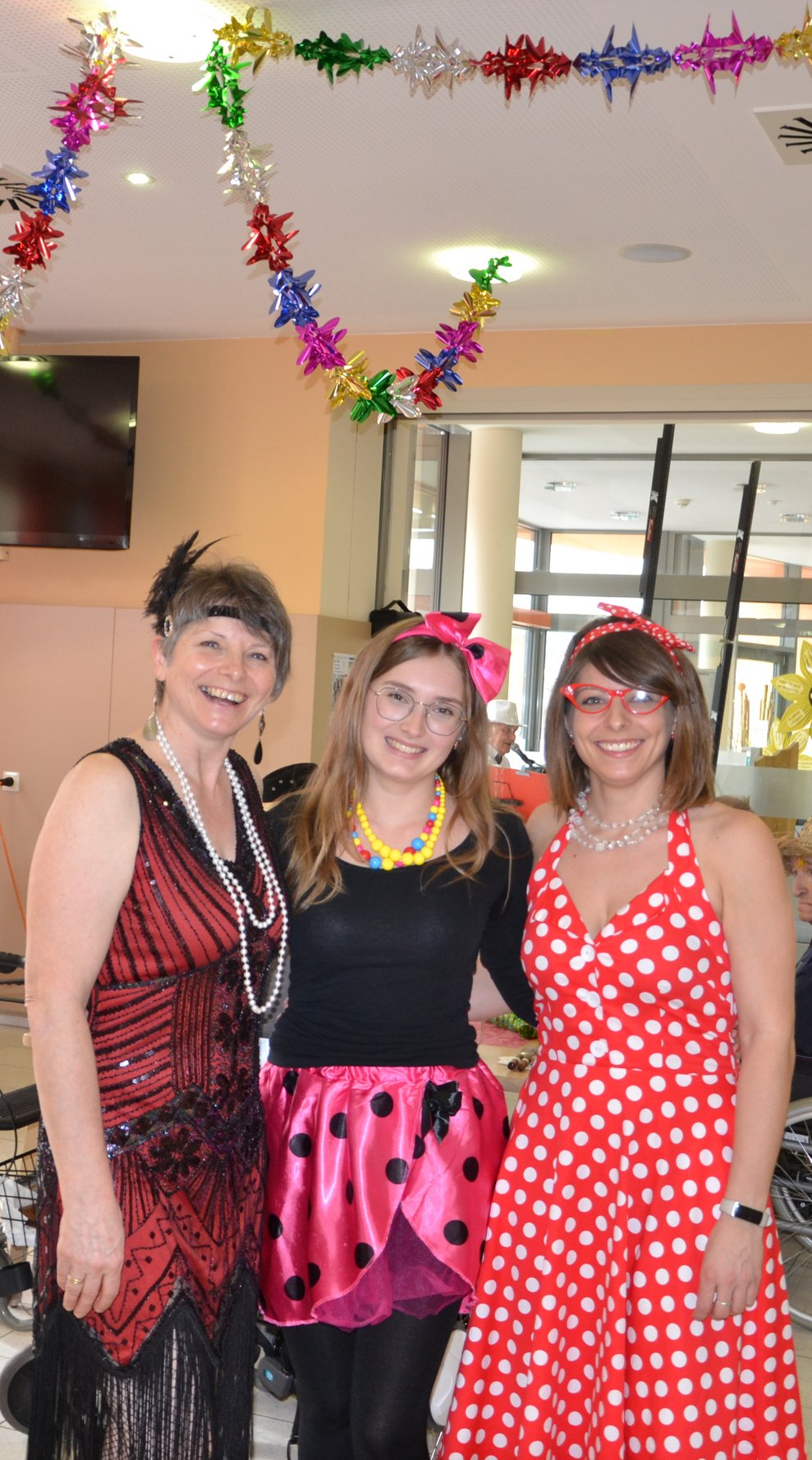 MEA Martha, SB Sandra und FSJ Selina organisierten die Faschingsparty.