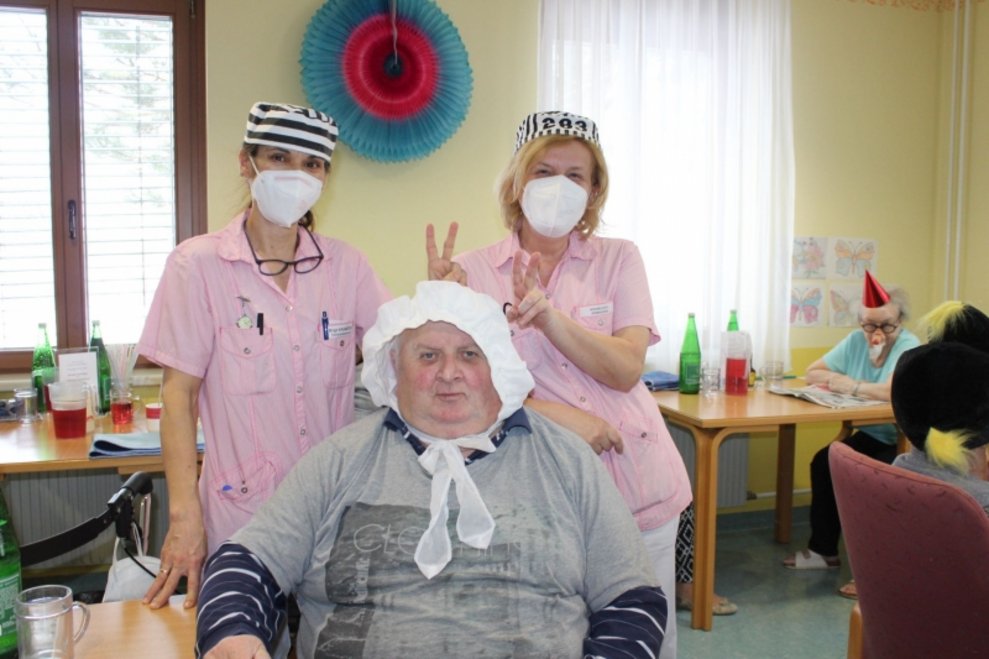 Zwei Bewohnerinnen und ein Bewohner.
